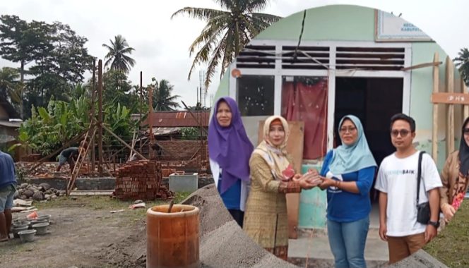 
 Pekerjaan Renovasi Sekolah MI Jamiatul Hidayah dan Penyerahan Bantuan Orang Baik Melalui LKS Alamanda Tanggamus, Senin 6 Nopember 2023. (Edi Hidayat/Media Prioritas).