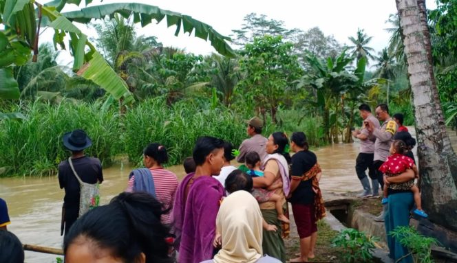 
 Warga saat menyaksikan banjir yang menggerus jalan pertanian dan menuju makam di Pekon Sinar Bangun, BNS, Tanggamus, Jumat 1 Desember 2023. Foto : Edi Hidayat/Media Prioritas.