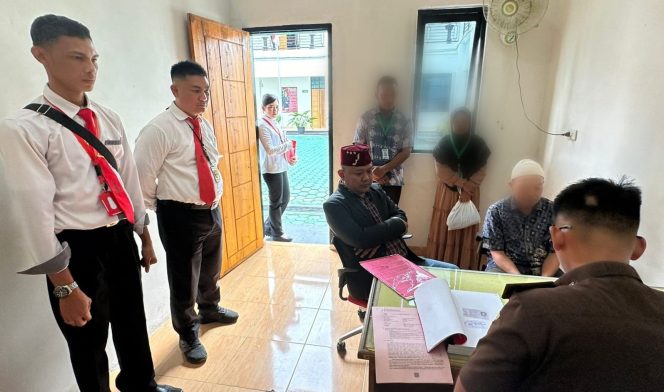 
 Tersangka RM didampingi penasehat hukum dan keluarganya saat dilimpahkan ke Kejaksaan Negeri Tanggamus, Senin 11 Nopember 2023. Foto : Polres Tanggamus.