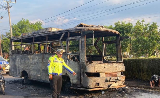 
 Kondisi bus BE 2430 W, dalam kondisi hangus terbakar di Jalan Lintas Tumijajar, Tulang Bawang Barat, Lampung, Rabu 20 Desember 2023. Foto : Polres Tulang Bawang Barat.