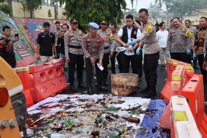 
 Prosesi pemusnahan barang bukti minuman keras di Mapolres Tanggamus, Minggu 31 Desember 2023. Foto : Herdi/Media Prioritas Network.