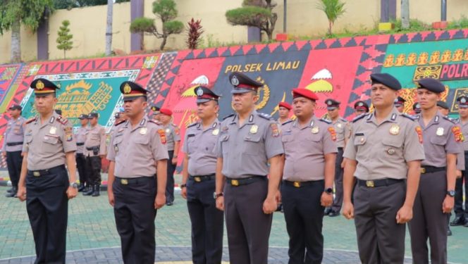 
 Perwakilan personel yang mendapatkan kenaikan pangkat, mereka menyandang pangkat baru dan melapor kepada Kapolres Tanggamus, Selasa 2 Januari 2023. Foto : Dok. Humas Polres Tanggamus.