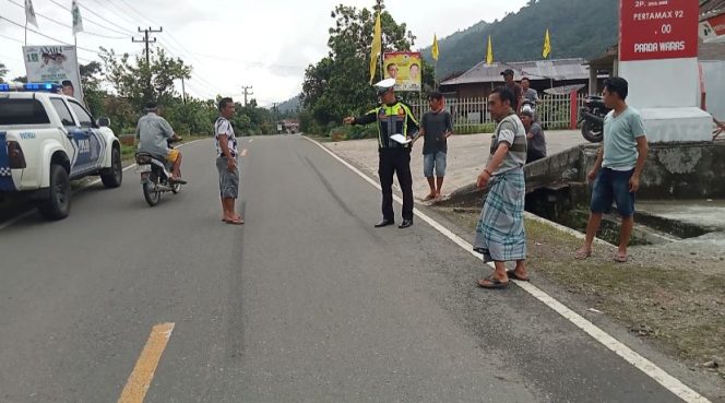 
 Polisi saat melakukan olah tempat kejadian perkara (TKP) di depan Pertashop Pekon Pardawaras, Semaka, Tanggamus, Selasa 9 Januari 2024. Foto : Edi Hidayat/Media Prioritastv.com.