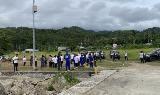 
 Pejabat Bupati Tanggamus Mulyadi Irsan Dampingi Direktur Kepelabuhan Kemenhub RI Tinjau Dermaga Batu Balai, Kamis 11 Januari 2024. Foto : Herdi/Herman/Media Prioritastv.com.