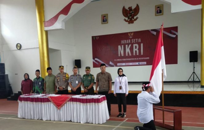 
 Prosesi cium bendera merah putih sebelum ikrar setia kepada NKRI oleh dua Napiter di Lapas Kota Agung, Tanggamus, Kamis 11 Januari 2024. Foto : Herdi/Media Prioritastv.com.