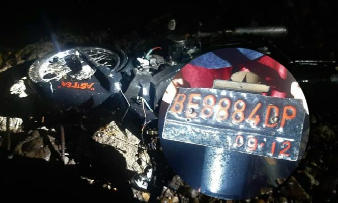 
 Kondisi motor yang terjatuh ke bibir sungai Desa Padang Ratu, Gedongtataan, Pesawaran dan yang menempel di spakbord belakang motor, Kamis 11 Januari 2024, malam. Foto : Facebook Bibe Habibi Habibi.