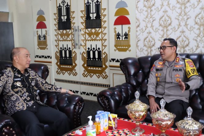 
 Pejabat Bupati Tanggamus, Mulyadi Irsan saat menerima kunjungan silaturahmi Kapolres Tanggamus AKBP Rinaldo Aser di ruang kerjanya, Jumat 13 Januari 2024. Foto : Diki/Media Prioritastv.com.