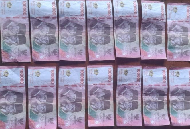 
					Uang palsu pecahan 100 ribu yang berhasil disita polisi saat menangkap pengedar Upal di Bandar Sribawono, Lamtim, Sabtu 13 Januari 2024. Foto. Polres Lampung Timur.