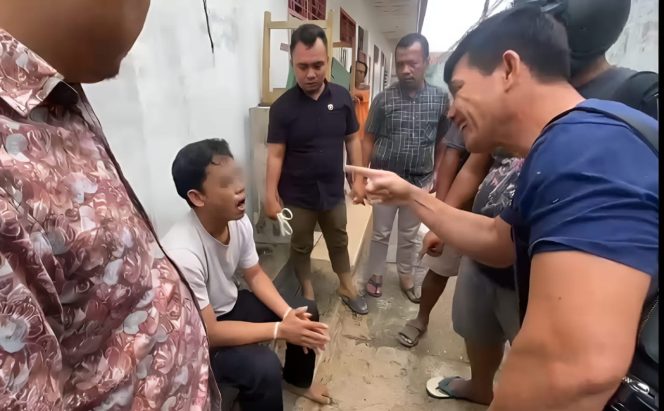 
 Tersangka RE saat memperlihatkan mulutnya usai menelan sabu yang akan diedarkannya di Pringsewu, Jumat 12 Januari 2024. Dok : Humas Polres Pringsewu.