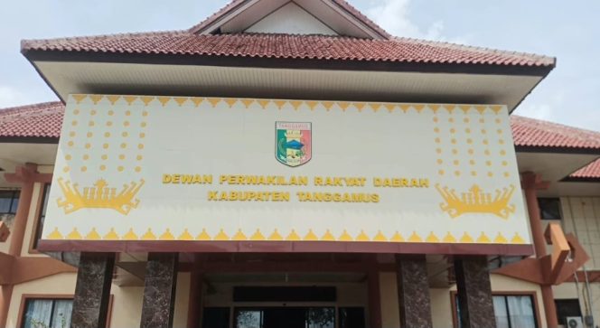 
 Gedung DPRD Tanggamus tempat pelaksanaan Rapat Paripurna Penyampaian Laporan Hasil Pembahasan, Persetujuan DPRD dan Pendapat Akhir Kepala Daerah terhadap 4 Rancangan Peraturan Daerah Kabupaten Tanggamus Tahun 2023, Senin 15 Januari 2024. Foto : Herdi/Herman/Media Prioritastv.com.