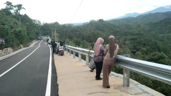 
 Masyarakat menikmati pemandangan eksotis pegunungan disisi jembatan mulus yang baru dibangun pemerintah di Selapan, Pardasuka, Pringsewu, Sabtu 20 Januari 2024. Foto : Davit Segara/Media Prioritastv.com.