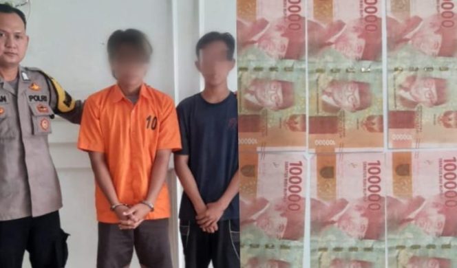 
					Kolase foto saat kedua tersangka dewasa dan anak-anak diamankan di Polsek Sukoharjo serta uang palsu yang disita polisi, Sabtu 20 Januari 2024. Foto : Dok. Polres Pringsewu.