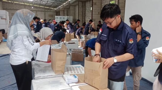 
 Pengepakan logistik Pemilu 2024 di gudang KPU Tanggamus wilayah Gisting dengan pengawasan langsung Ketua KPU Angga Lazuardi dan Ketua Bawaslu Najih Mustofa, Selasa 23 Januari 2024. Foto : Herdi/Media Prioritastv.com.