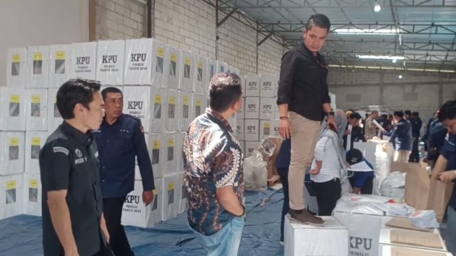 
 Pengetesan logistik Pemilu 2024 di gudang KPU Tanggamus wilayah Gisting oleh Ketua Bawaslu Najih Mustofa, Selasa 23 Januari 2024. Foto : Herdi/Media Prioritastv.com.