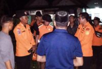 Basarnas saat melakukan koordinasi pecarian Mak Kokok diduga hanyut di Way Tebu, Talang Padang, Tanggamus, Selasa 13 Februari 2024, malam. Dok. Basarnas Lampung.