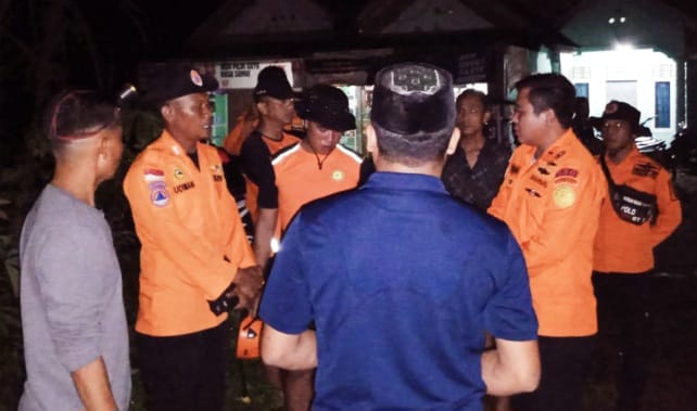 Basarnas saat melakukan koordinasi pecarian Mak Kokok diduga hanyut di Way Tebu, Talang Padang, Tanggamus, Selasa 13 Februari 2024, malam. Dok. Basarnas Lampung.