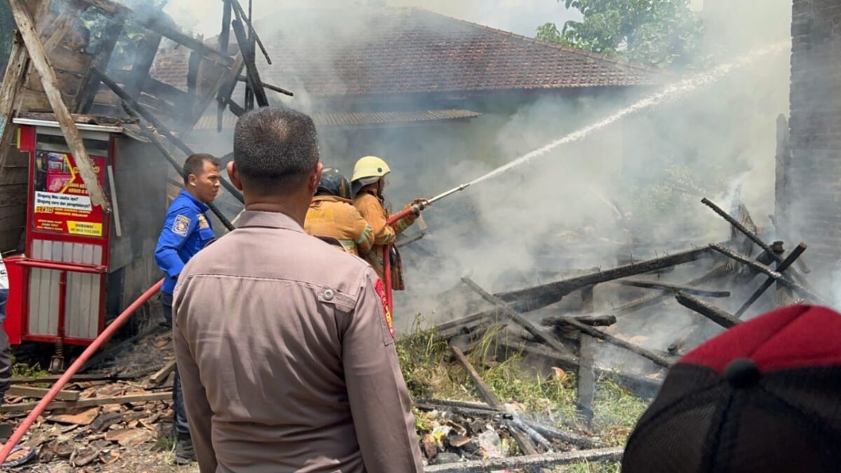Kapolsek Pagelaran AKP Hasbulloh saat mendatangi TKP kebakaran di area pasar setempat, Kamis 1 Februari 2024. Foto : Dok. Humas Polres Pringsewu.