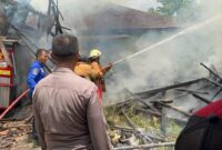 Kapolsek Pagelaran AKP Hasbulloh saat mendatangi TKP kebakaran di area pasar setempat, Kamis 1 Februari 2024. Foto : Dok. Humas Polres Pringsewu.