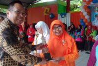 Kadis Pendidikan Yadi Mulyadi saat menyerahkan piala kepada peserta terbaik IGTK dalam penutupan gebyar IGTK di Taman Terbuka Hijau Ir. Soekarno, Kota Agung, Sabtu 3 Februari 2024. Foto : Herdi/Media Prioritastv.com.