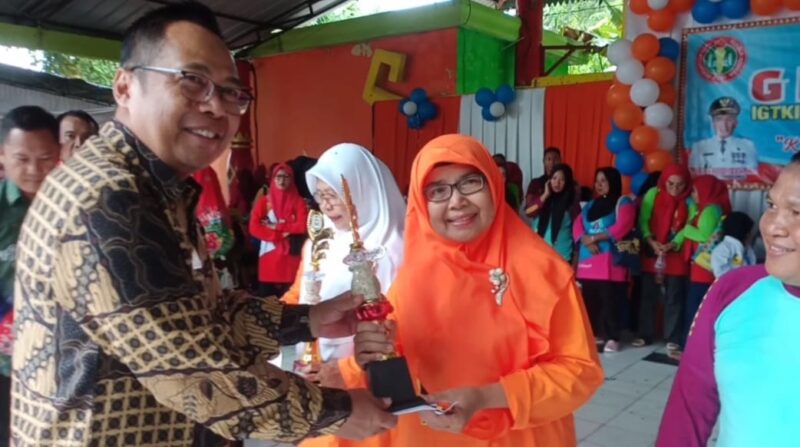 Kadis Pendidikan Yadi Mulyadi saat menyerahkan piala kepada peserta terbaik IGTK dalam penutupan gebyar IGTK di Taman Terbuka Hijau Ir. Soekarno, Kota Agung, Sabtu 3 Februari 2024. Foto : Herdi/Media Prioritastv.com.