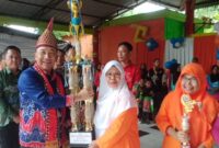 Pejabat Bupati Tanggamus Mulyadi Irsan saat menyerahkan hadiah Gebyar Ikatan Guru Taman Kanak Indonesia (IGTKI) pada Sabtu, 03 Februari 2024.