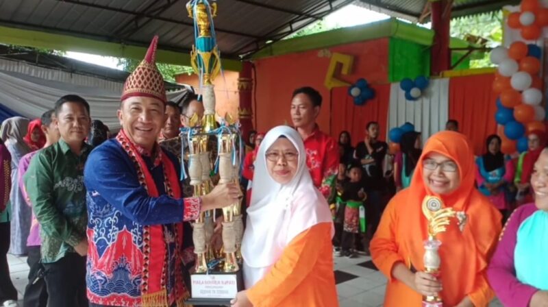Pejabat Bupati Tanggamus Mulyadi Irsan saat menyerahkan hadiah Gebyar Ikatan Guru Taman Kanak Indonesia (IGTKI) pada Sabtu, 03 Februari 2024.