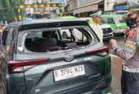 Polisi saat mengamankan mobil pelaku dalam keadaan rusak usai pengejaran dan saat diamankan di salah satu toko dekat lampu merah Jalan Raden Saleh, Empang, Bogor, Sabtu 3 Februari 2024. Foto : Tangkapan Layar Video/Dede Rusdi/Media Prioritastv.com.