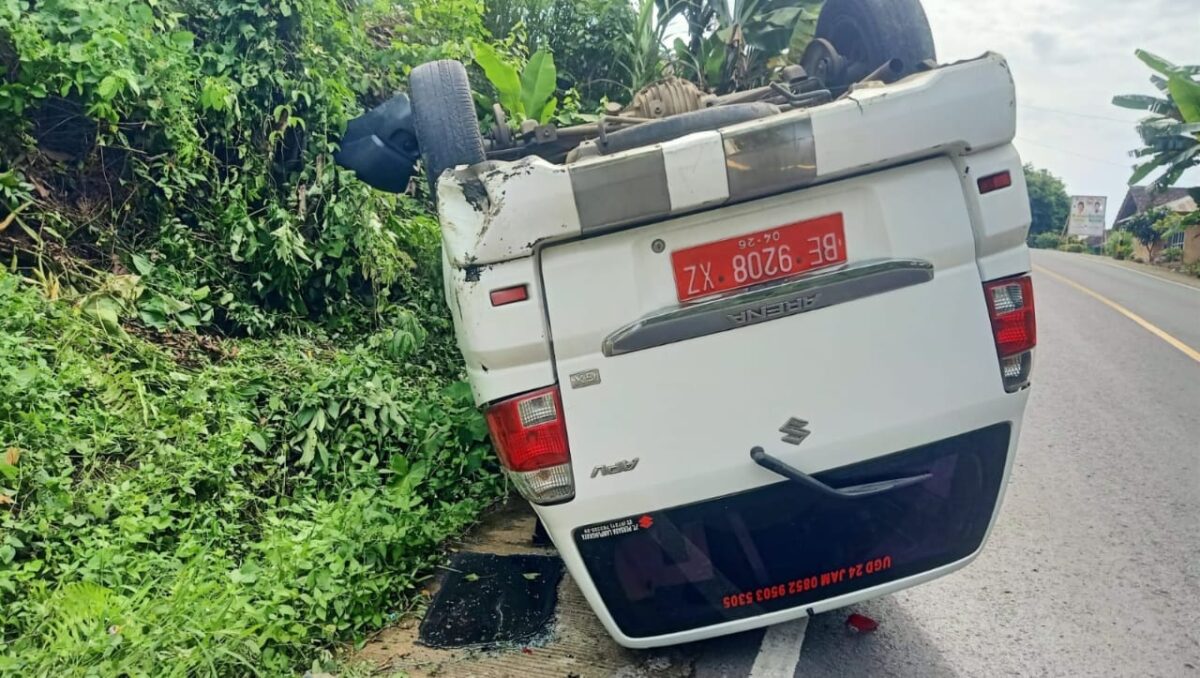 Mobil ambulance Pesisir Barat saat terjungkal di tanjakan Teba Bunuk, Kota Agung Barat, Tanggamus, Minggu 4 Februari 2024. Foto : Dok. Istimewa.