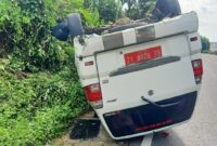 Mobil ambulance Pesisir Barat saat terjungkal di tanjakan Teba Bunuk, Kota Agung Barat, Tanggamus, Minggu 4 Februari 2024. Foto : Dok. Istimewa.