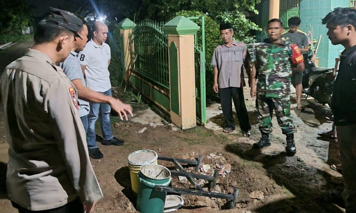 Kapolres Pringsewu, AKBP Benny Prasetya (kiri berkaus) saat melihat titik ditemukan korban di gorong-gorong depan rumah warga, Minggu 4 Februari 2024, malam. Foto : Humas Polres Pringsewu.
