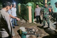 Kapolres Pringsewu, AKBP Benny Prasetya (kiri berkaus) saat melihat titik ditemukan korban di gorong-gorong depan rumah warga, Minggu 4 Februari 2024, malam. Foto : Humas Polres Pringsewu.