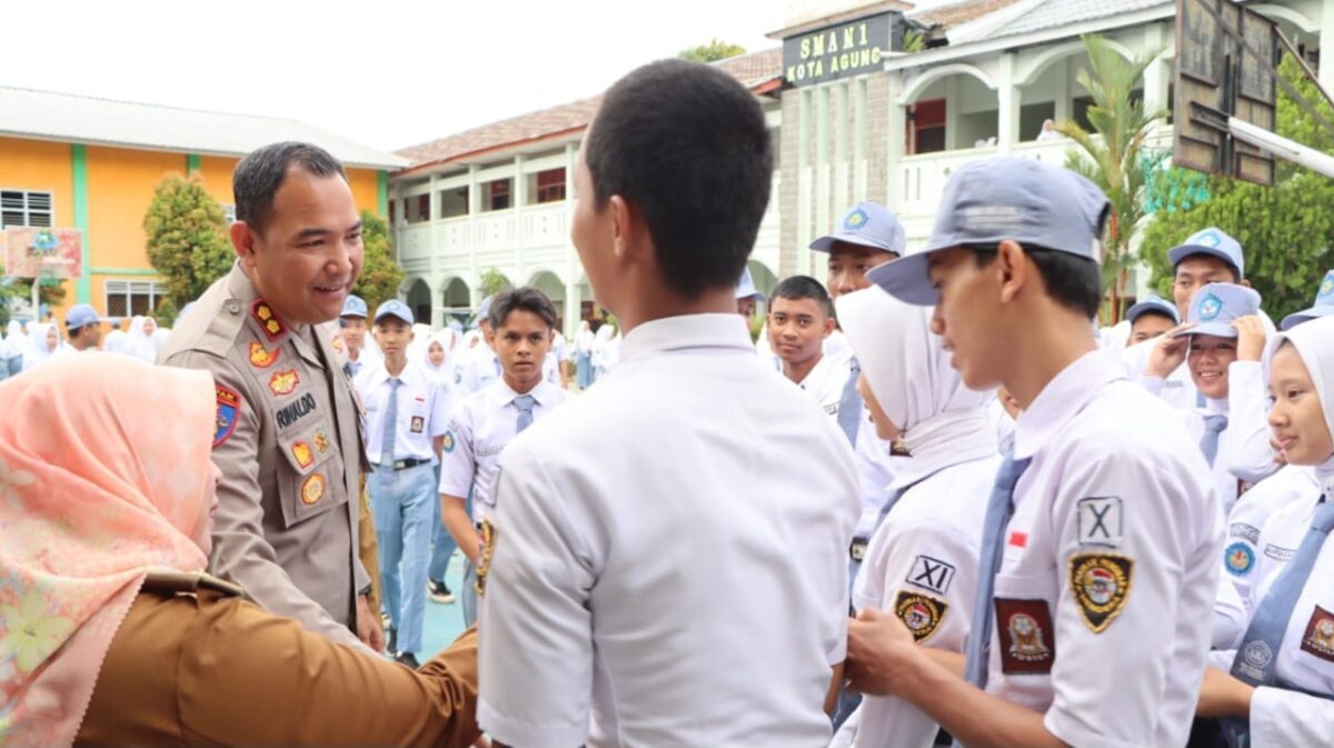 Kepala SMAN 1 Kota Agung, Ratna Uli saat memperkanalkan para pelajar personel Paskibraka kepada Kapolres Tangggamus AKBP Rinlado Aser usai upacara di lapangan setempat, Senin, 5 Februari 2024. Foto : Herdi/Media Prioritastv.com.