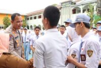 Kepala SMAN 1 Kota Agung, Ratna Uli saat memperkanalkan para pelajar personel Paskibraka kepada Kapolres Tangggamus AKBP Rinlado Aser usai upacara di lapangan setempat, Senin, 5 Februari 2024. Foto : Herdi/Media Prioritastv.com.