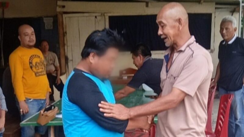Korban Solihin saat memberikan maaf pelaku pencurian biji pala yang sedang dijemurnnya di Pekon Tanjung Anom, Kota Agung Timur, Tanggamus, Minggu 4 Februari 2024. Foto : Dok. Polsek Kota Agung.