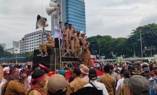 
 Perwakilan kepala desa anggota Apdesi saat melakukan orasi diatas mobil komando di depan Gedung DPR-RI, Senayan, Jakarta, Selasa, 6 Februari 2024. Foto : Ubay/Media Prioritastv.com.