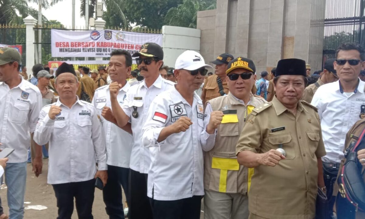 Perwakilan Kades asak Tanggamus, Provinsi Lampung saat foto bersama rekan-rekannya dan Ketua Apdesi, Surta Wijaya di Depan Gedung DPR-RI Senayan Jakarta, Selasa 6 Februari 2024. Foto : Dok. Istimewa.