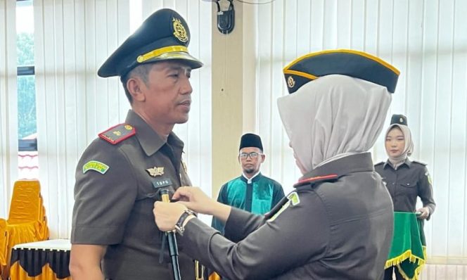 
 Penyematan tanda jabatan Kacabjari Talang Padang kepada Topo Dasawulan oleh Kajari Tanggamus Nurmajayani di Kantor Kejari setempat, Selasa 6 Februari 2024. Foto : Dok. Kejari Tanggamus.