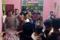 Polisi saat melakukan pemeriksaan jasad korban, ketika disemayamkan di rumah duka di Pekon Gemah Ripah, Pagelaran, Pringsewu, Rabu 7 Februari 2024. Foto : Dok. Istimewa.