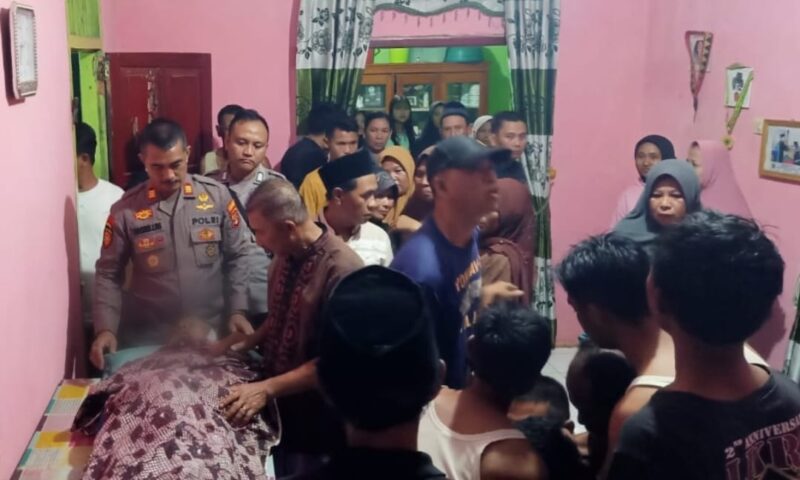 Polisi saat melakukan pemeriksaan jasad korban, ketika disemayamkan di rumah duka di Pekon Gemah Ripah, Pagelaran, Pringsewu, Rabu 7 Februari 2024. Foto : Dok. Istimewa.