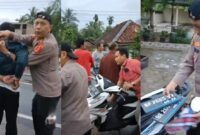 Kolase foto saat penangkapan tersangka di jalan raya pugung dan saat polisi melakukan pemeriksaan plat motor yang diletakan di bagasi, Selasa 6 Februari 2024. Foto : Tangkapan Layar Video Amatir.