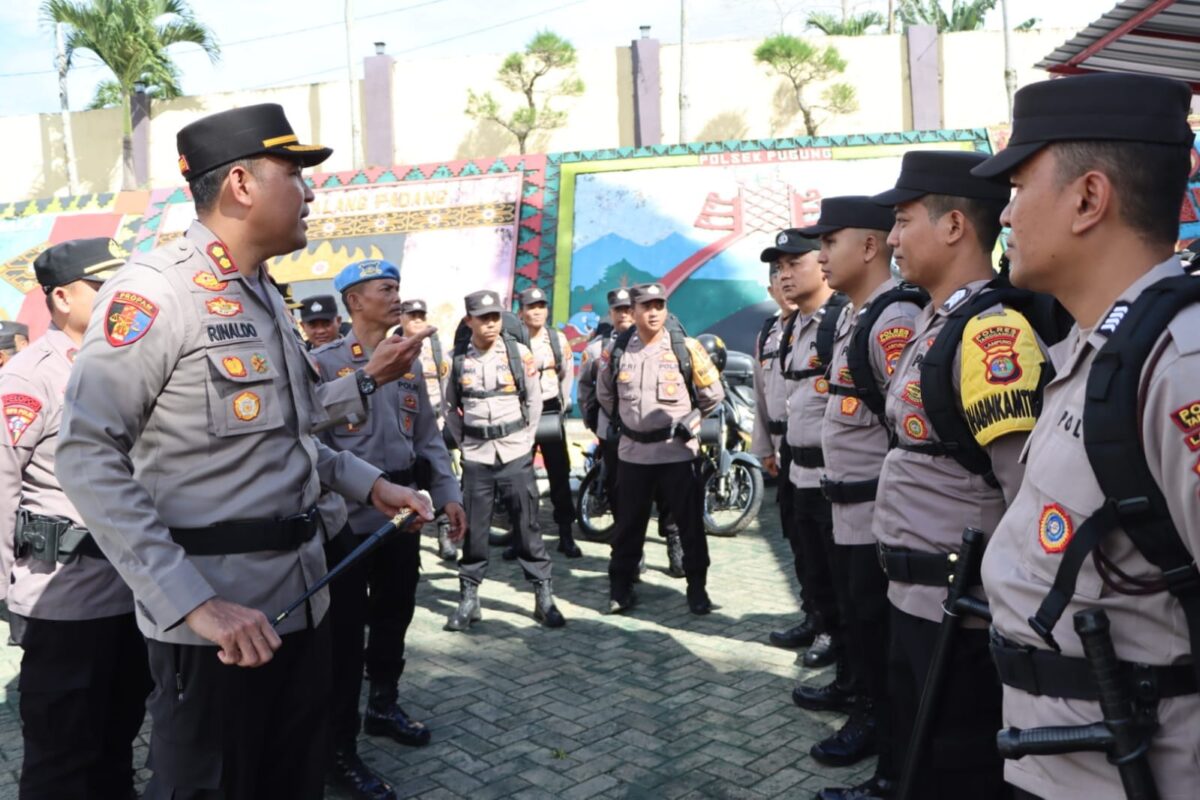 Kapolres Tanggamus AKBP Rinaldo Aser saat menanyakan kesiapan personelnya ketika pemeriksaan petugas pengamanan TPS di lapangan Mapolres setempat, Rabu 7 Februari 2024. Foto : Edi Hidayat/Media Prioritastv.com.