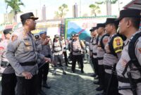 Kapolres Tanggamus AKBP Rinaldo Aser saat menanyakan kesiapan personelnya ketika pemeriksaan petugas pengamanan TPS di lapangan Mapolres setempat, Rabu 7 Februari 2024. Foto : Edi Hidayat/Media Prioritastv.com.