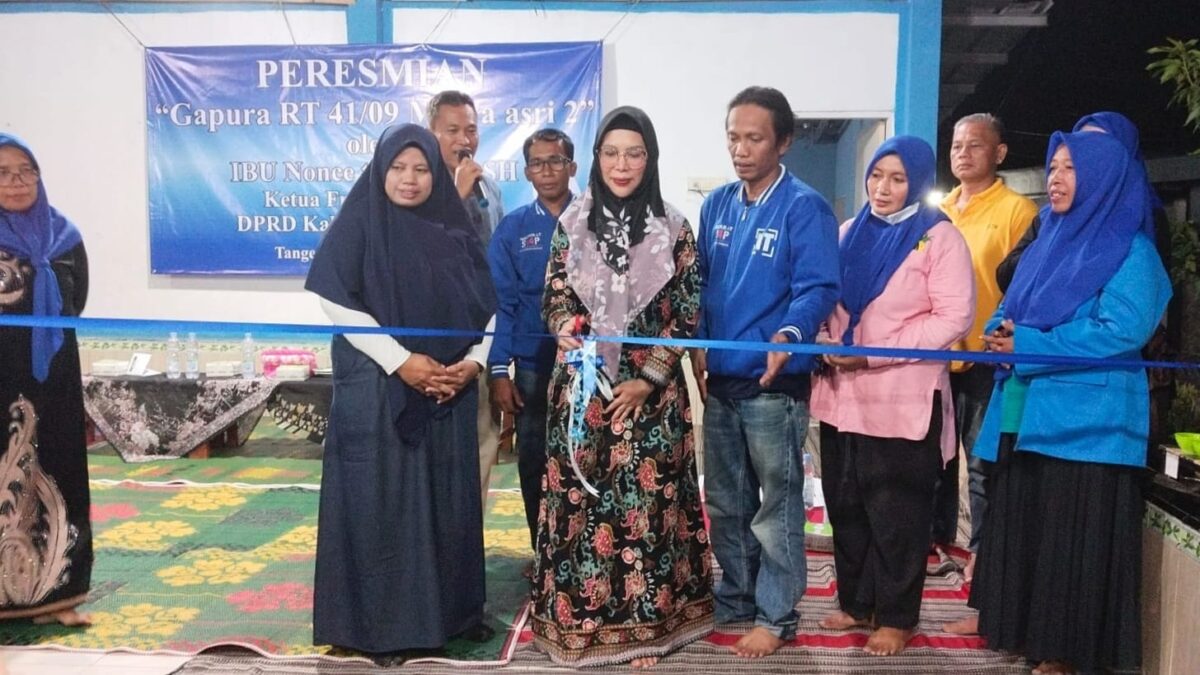 Bunda Nonce Thendean saat meresmikan gapura RT 14 Perum Mulya Asri, Cikupa, Tangerang, Banten, Kamis 8 Februari 2024, malam. Foto : Subhan/Media Prioritastv.com.