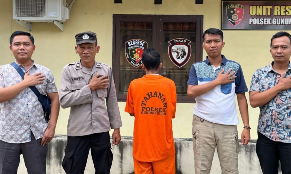 Tersangka Andi Putuk saat ditunjukan polisi, usai pengungkapan kasus pencurian motor modus penipuan teman adiknya, Jumat 9 Februari 2024. Foto : Dok. Polres Lampung Tengah.
