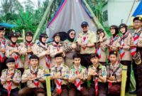 Kepala SMK PGRU 1 Kota Agung, Ade Gunawan bersama pelajarnya saat foto bersama dalam kegiatan Pramuka di Ulu Belu, Tanggamus. Foto : SMK PGRI 1 Kota Agung. 