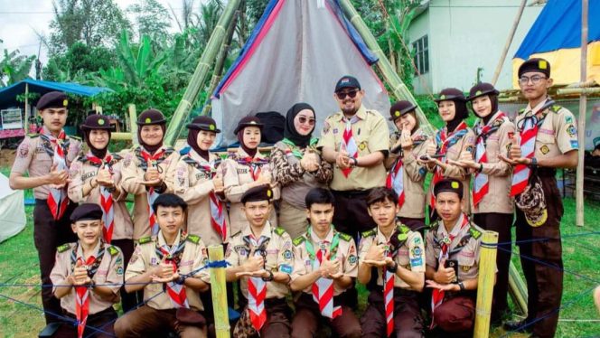
 Kepala SMK PGRU 1 Kota Agung, Ade Gunawan bersama pelajarnya saat foto bersama dalam kegiatan Pramuka di Ulu Belu, Tanggamus. Foto : SMK PGRI 1 Kota Agung. 