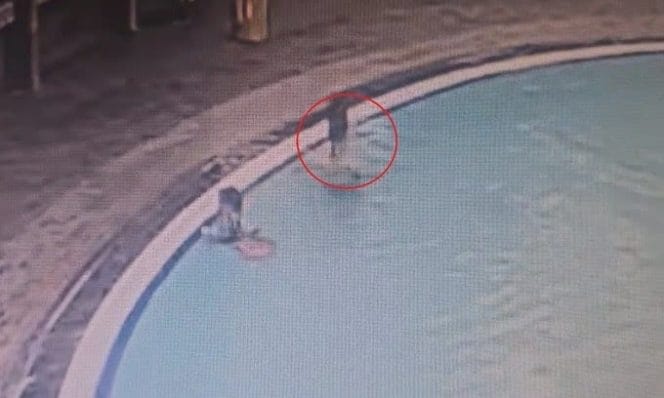 Rekaman CCTV saat pelaku menenggelamkan Dante di kolam renang. Foto : Tangkapan Layar CCTV.
