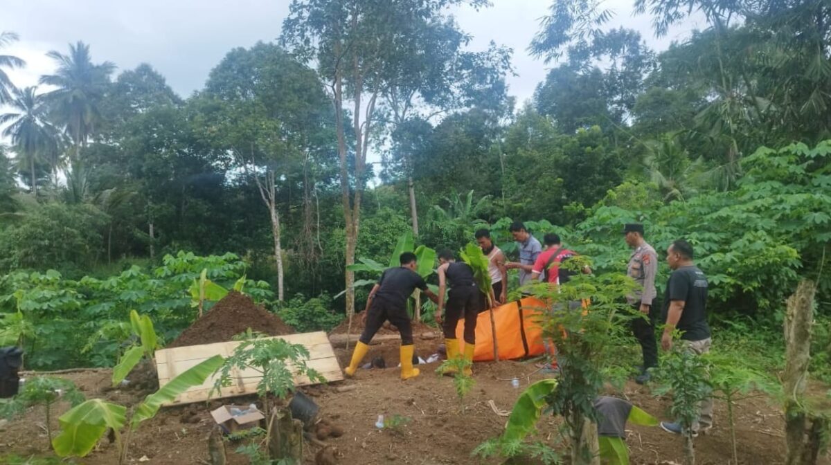 Petugas gabungan saat memakamkan mayat wanita tanpa identitas di pemakaman RSUD Batin Mangunang, Kota Agung, Minggu, 11 Februari 2024, sore. Foto : Dok. RSUD Batin Mangunang.