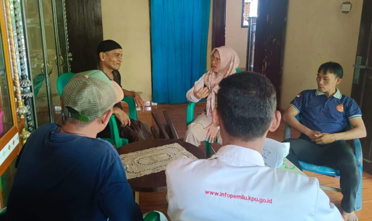 Komisoner KPU Amhani saat mensosialisasikan Pemilihan Umum 2024 kepada Lansia di Kecamatan Pugung, Tanggamus, Selasa 12 Februari 2024. Foto : Herdi/Media Prioritastv.com.