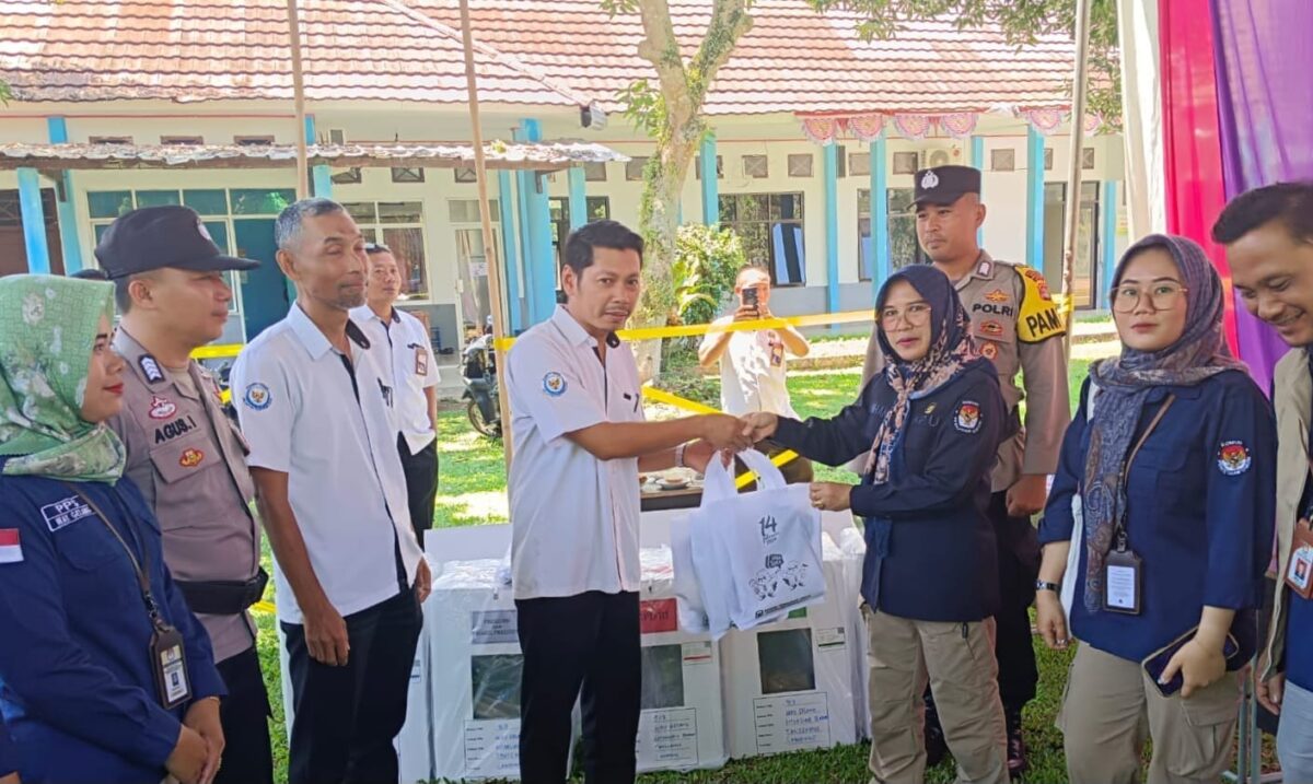 Komisioner KPU Tanggamus, Amhani saat menyerahkan logistik Pemilu 2024 di SUPMN Kota Agung, Selasa, 13 Februari 2024. Foto : Herdi/Media Prioritastv.com.